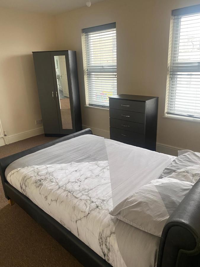 Dom wakacyjny Spacious 4 Bedroom House Near Stokes Croft!! Central!!! Bristol