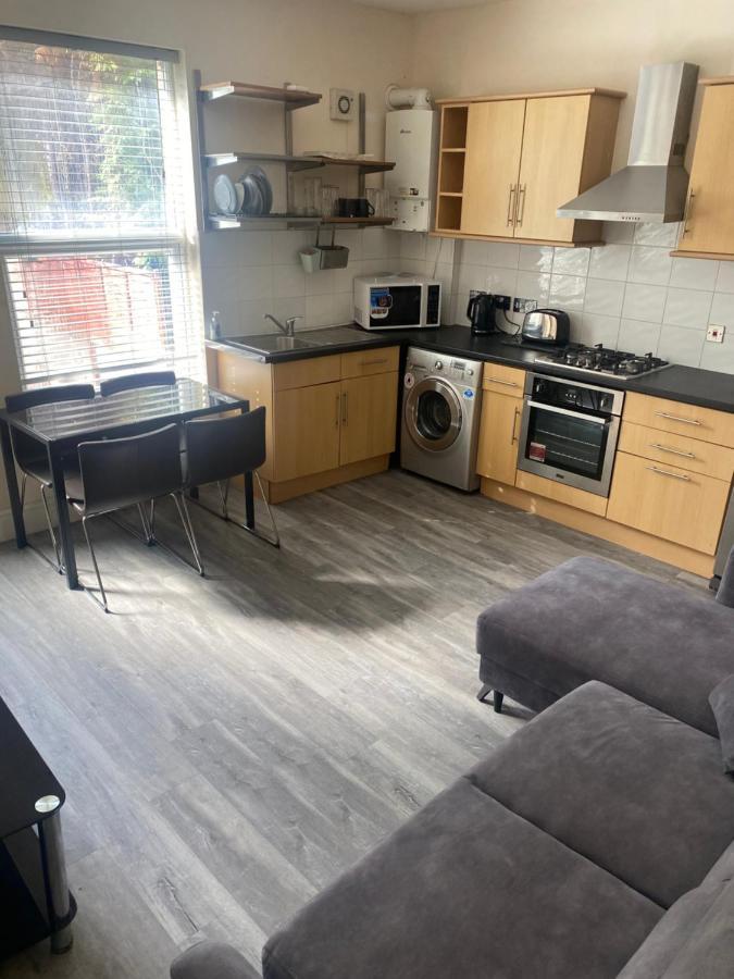 Spacious 4 Bedroom House Near Stokes Croft!! Central!!! Dom wakacyjny